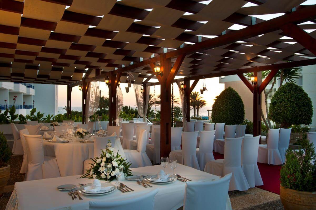louis pedra beach wedding tables
