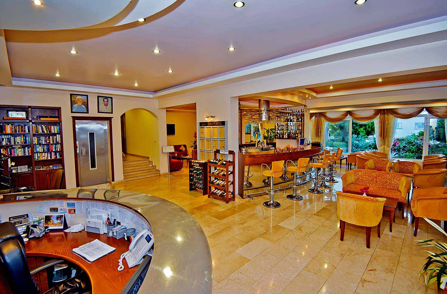 sammys hotel lobby