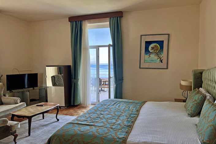 dome-hotel-suite-seaview-room-kyrenia.png