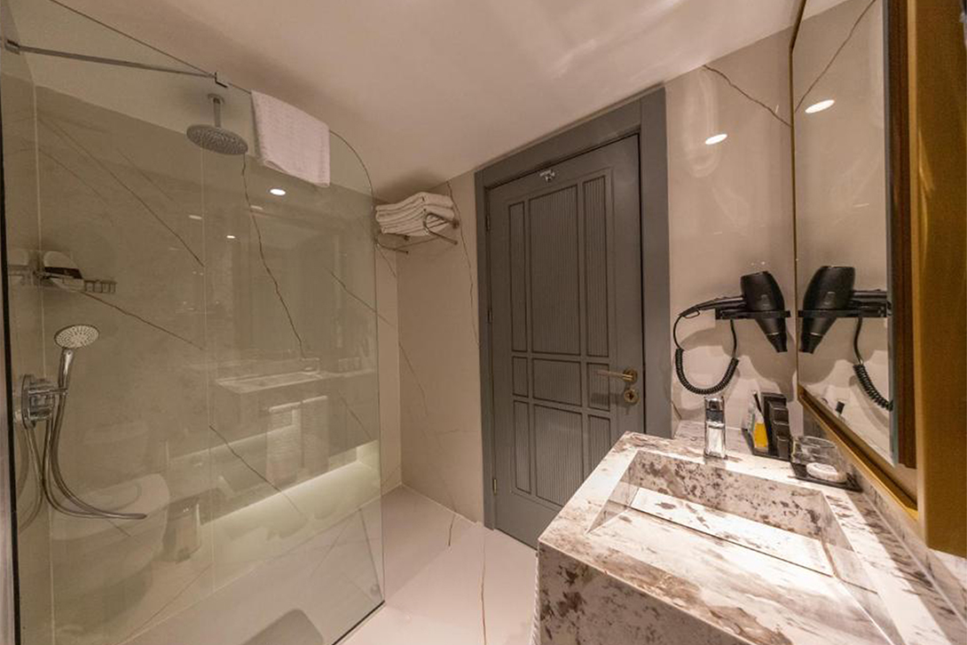 deluxe-bathroom-chamada-girne-hotel