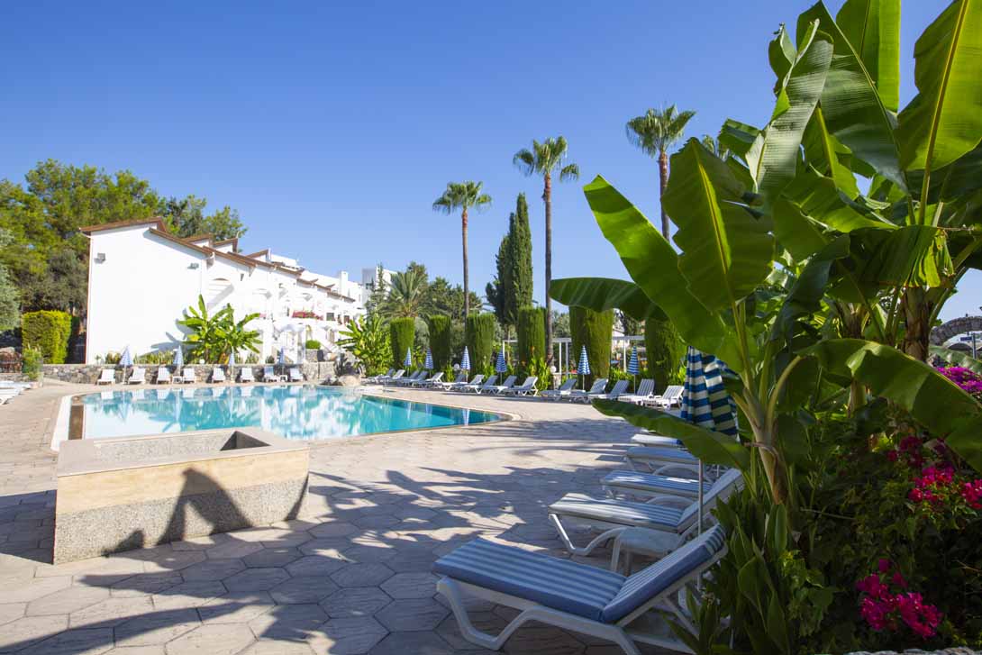2 altinkaya hotel poolside sunbeds kyrenia