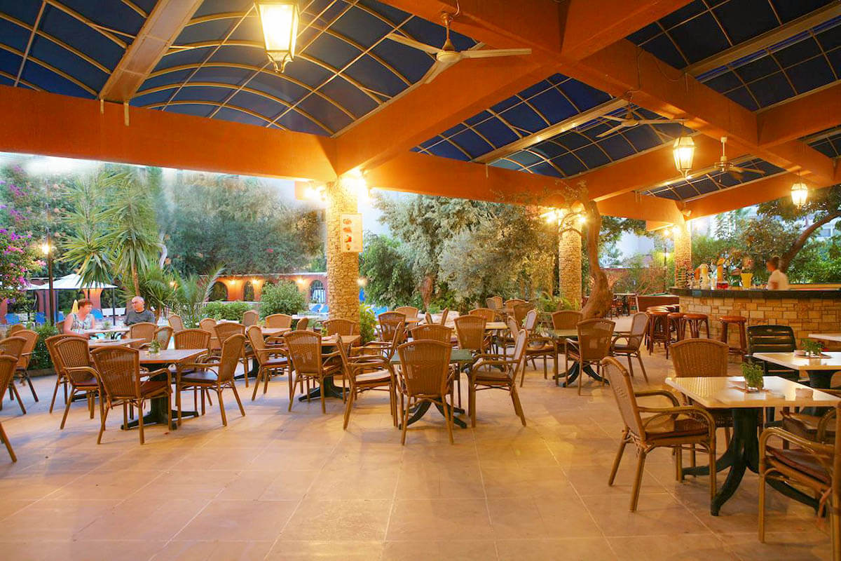 navarria hotel pool side restaurant