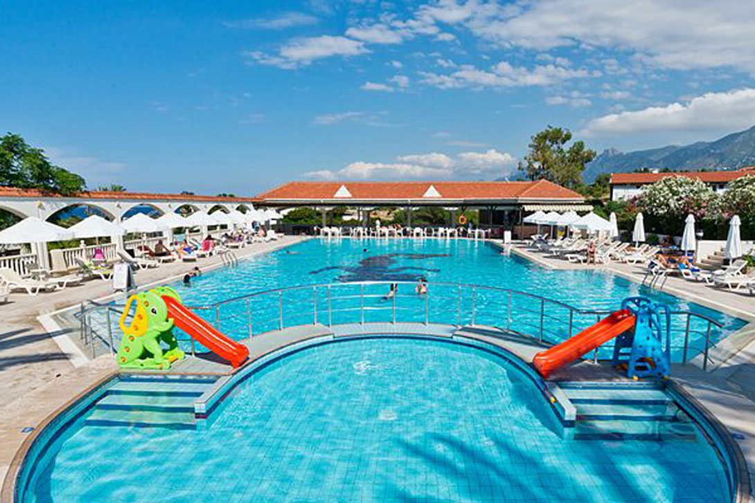 Denizkizi beach pool area