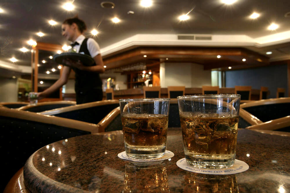 avanti hotel paphos bar