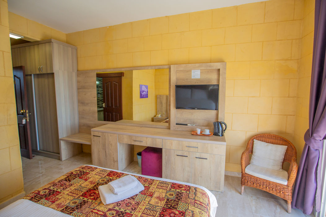 hotel-room-dressing-table-lapida-interior