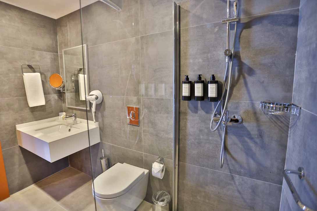 23 caddeminn hotel bathroom famagusta
