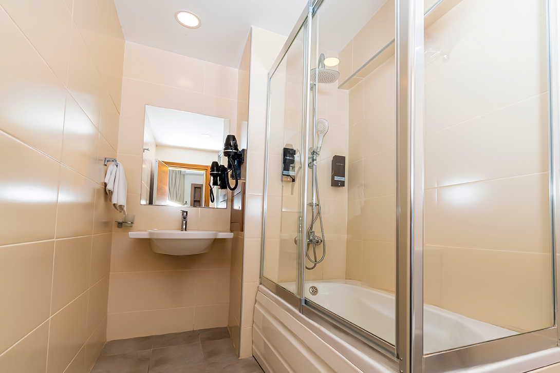 25-mimoza-hotel-bath-tub-bathroom-famagusta