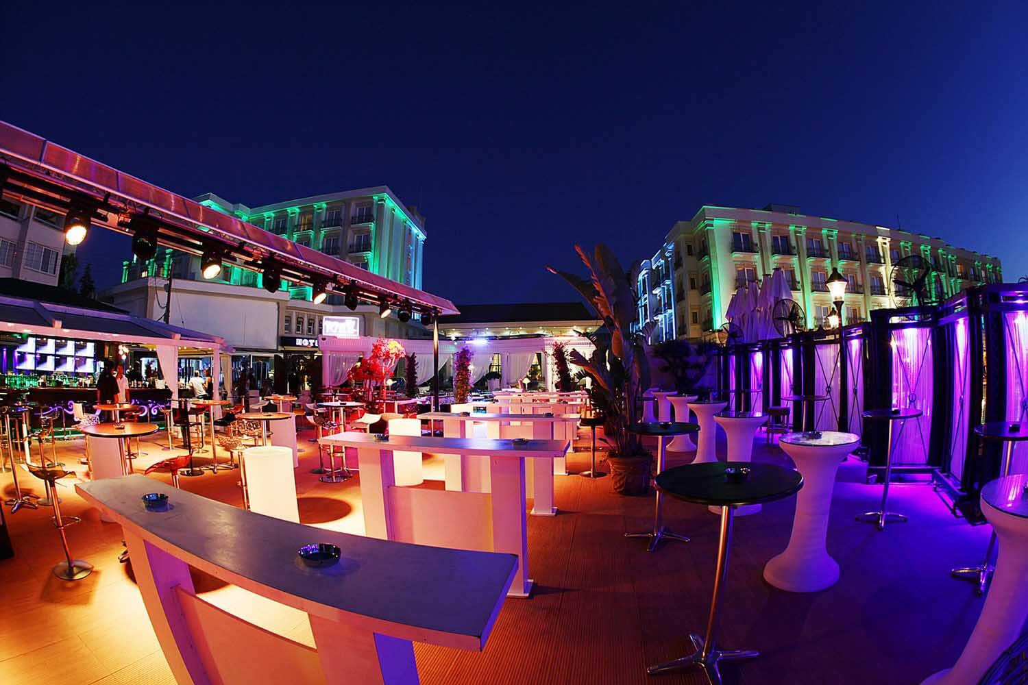rocks hotel roxannes bar