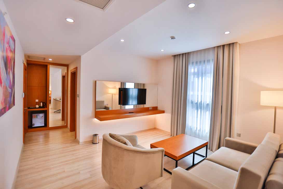 7 caddeminn suit view famagusta