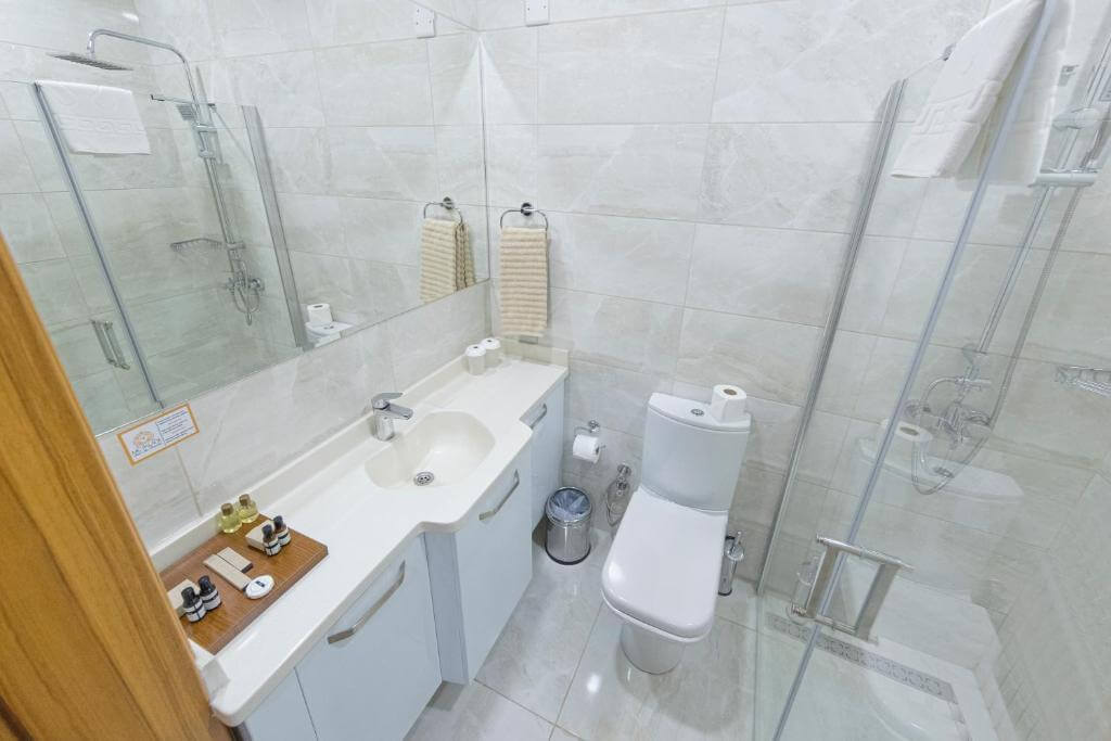 51 mc palace bathroom kyrenia