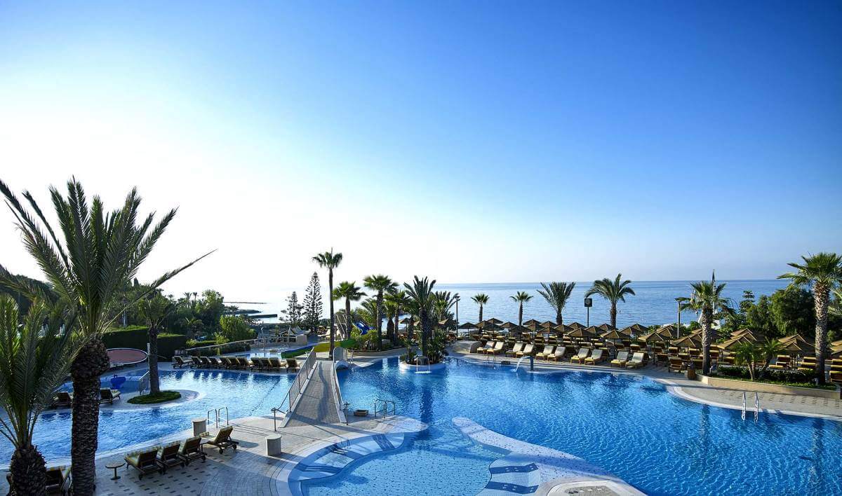 four seasons hotel pools