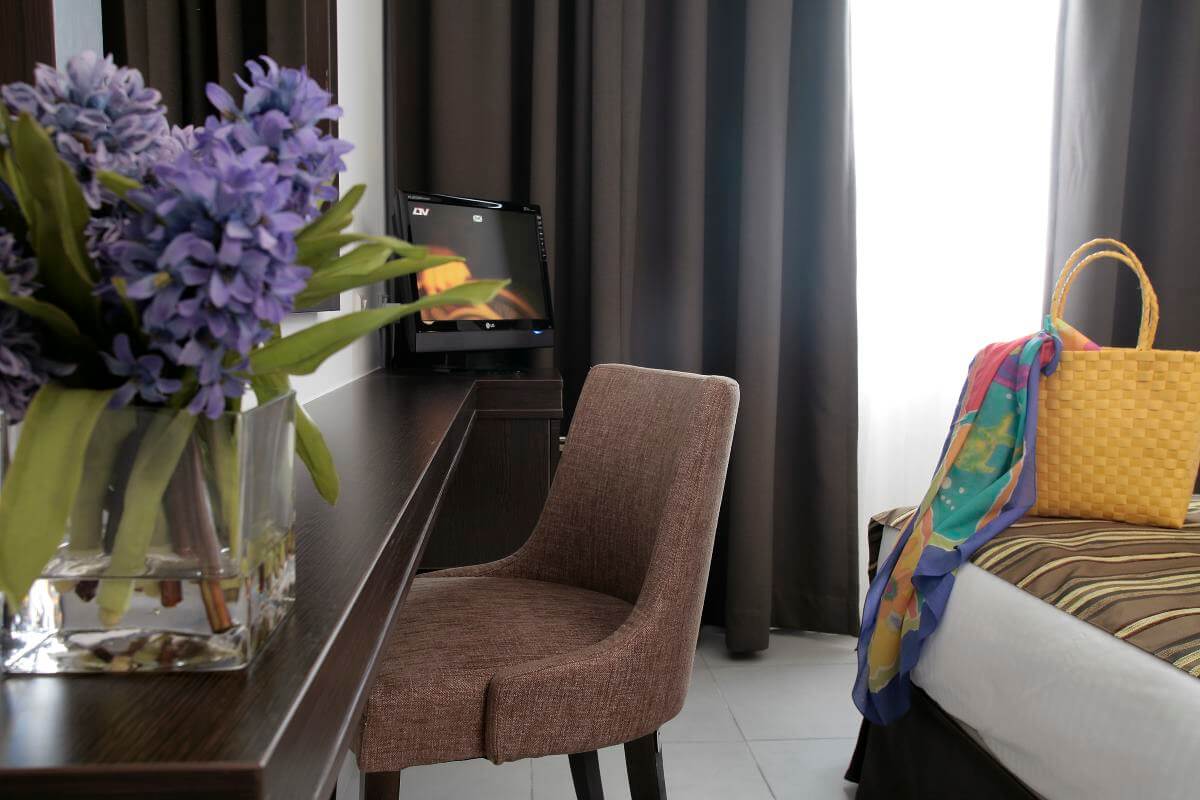 anemi hotel superior bedroom apartment table