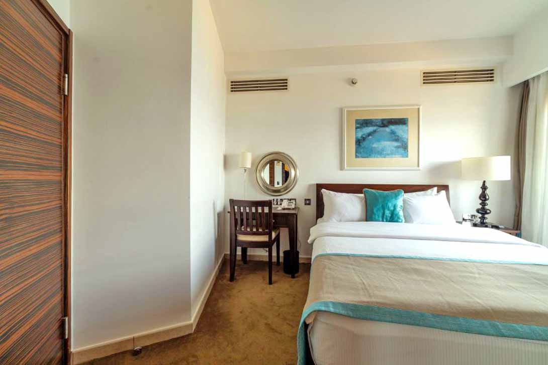 hotel room bed arkin palm