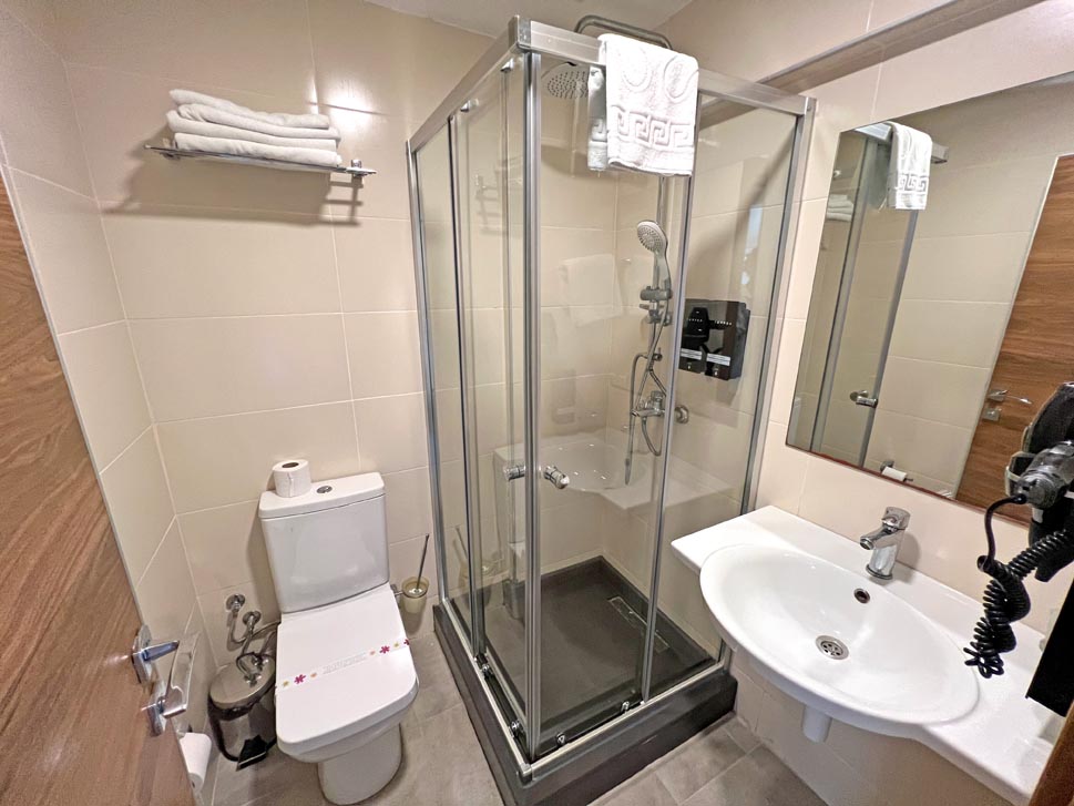 mimoza hotel bathroom famagusta