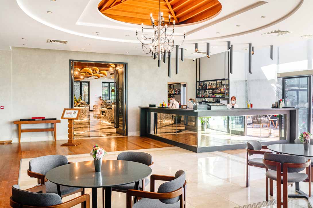 korineum golf resort bar